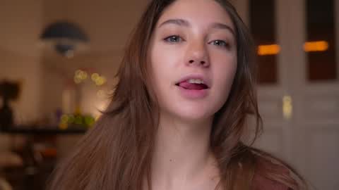 Mia online show from December 2025 06:26:01 PM