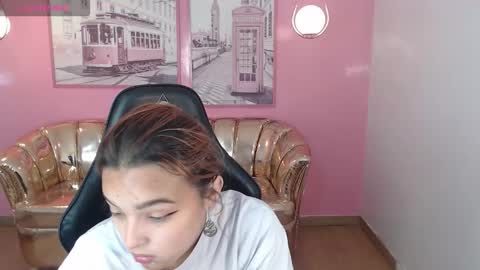 Mia online show from November 2025 12:40:02 PM