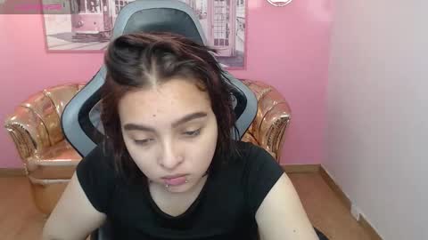 Mia online show from November 2025 01:15:02 PM