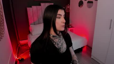 Snapshot of mia_jagger chatting on May 2026 07:11:01 PM Val online show from May 2026 07:11:01 PM