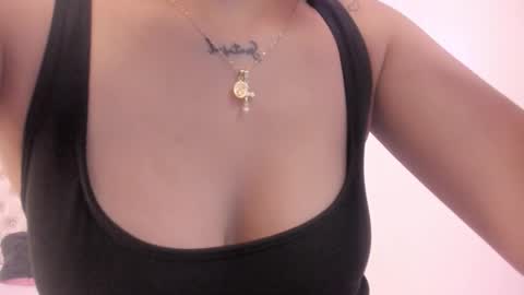 Snapshot of mia_jonnees chatting on December 2025 07:08:02 PM online show from December 2025 07:08:02 PM