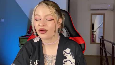 Mia online show from September 2025 03:57:01 PM