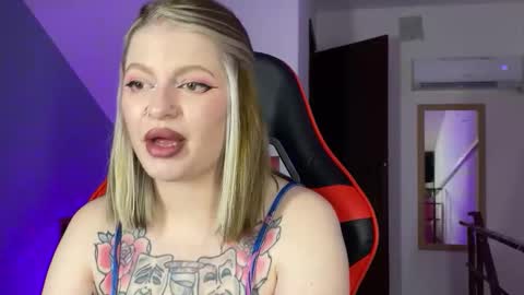 Mia online show from September 2025 05:03:01 PM