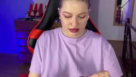 Mia online show from October 2025 08:53:02 PM