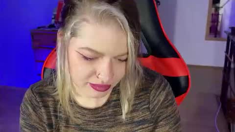 Mia online show from October 2025 07:03:02 PM