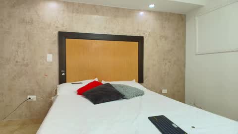 MIALOPEZ      .     Y      .      online show from March 2025 07:22:01 PM