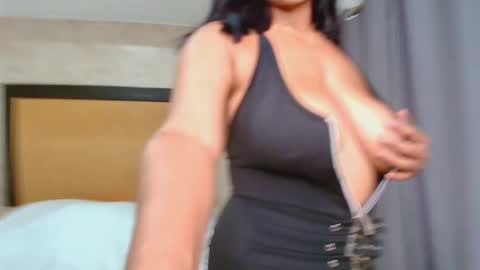 MIALOPEZ      .     Y      .      online show from September 2025 07:05:01 PM