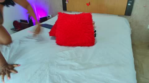 MIALOPEZ      .     Y      .      online show from April 2026 06:20:01 PM