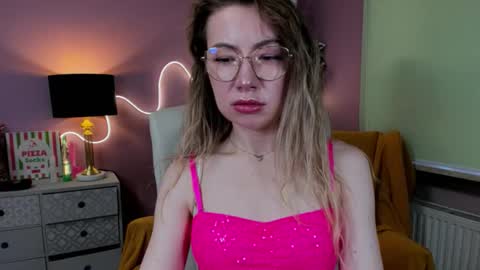 Mia online show from November 2025 08:25:02 AM