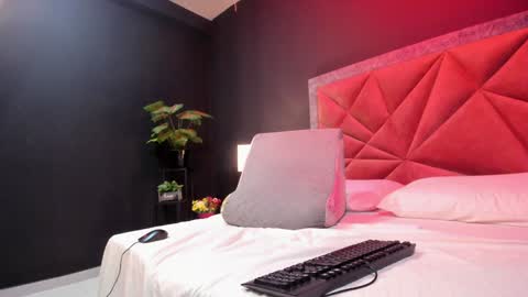 MIA  online show from January 2025 10:19:01 PM