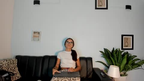 Snapshot of mia_petite72 chatting on November 2025 10:26:01 PM mia_petite72 online show from November 2025 10:26:01 PM