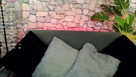 Mia online show from November 2025 06:29:01 PM