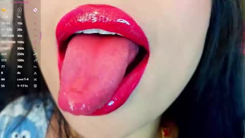 Mia online show from November 2025 06:29:01 PM