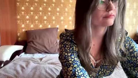 Mia online show from November 2025 06:12:02 AM