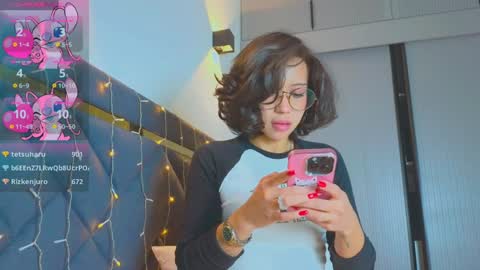 Snapshot of mia_sirenia chatting on January 2025 12:33:02 PM Mia online show from January 2025 12:33:02 PM