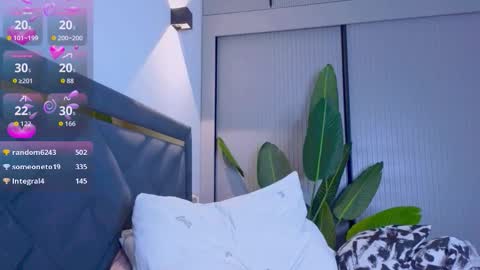 Mia online show from November 2025 08:11:02 PM