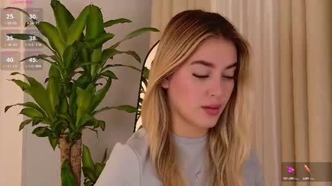 Snapshot of mia_white11 chatting on July 2026 02:02:01 PM Mia White online show from July 2026 02:02:01 PM