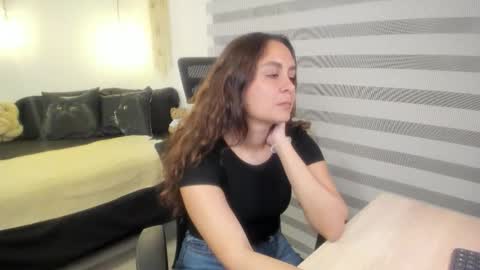 Mia   online show from November 2025 10:42:02 PM