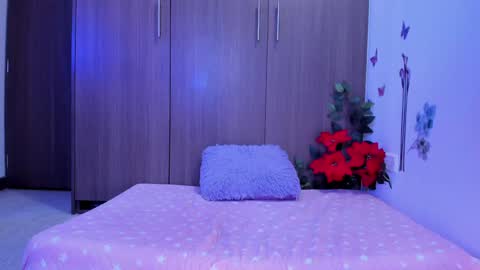 mia  nicolle online show from December 2024 01:22:01 AM