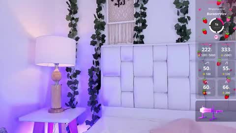 Mia online show from October 2025 12:18:02 PM