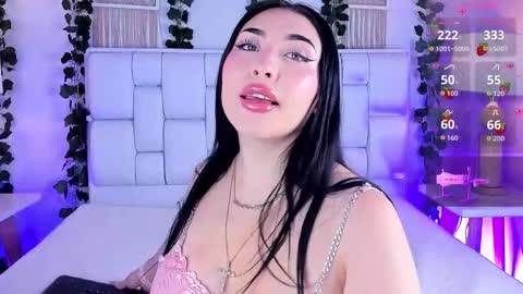 Mia online show from December 2025 12:12:02 PM