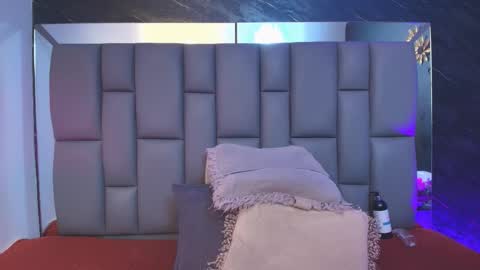 Mia online show from October 2025 12:03:02 PM