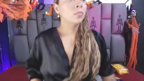 Mia online show from October 2025 12:09:01 PM