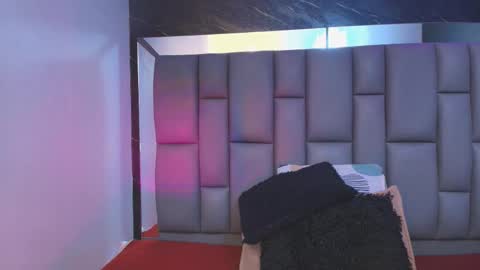 Mia online show from November 2025 12:04:02 PM