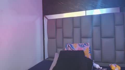 Mia online show from November 2025 12:05:02 PM