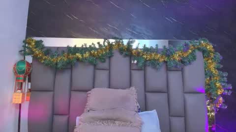 Mia online show from December 2025 12:10:01 PM