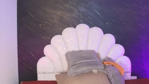 Mia online show from March 2026 12:08:01 PM