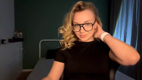 Mia online show from February 2026 06:52:02 PM