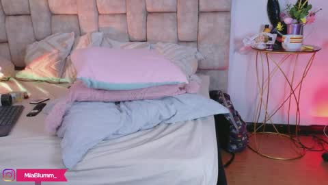 miablumm_ online show from April 2026 06:19:02 PM