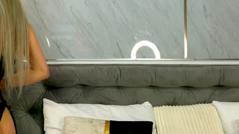 Mia online show from April 2026 10:18:01 PM