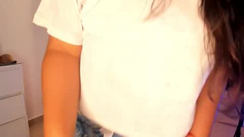 Snapshot of miadanielss chatting on November 2025 05:34:02 PM IG Yojanagomez online show from November 2025 05:34:02 PM