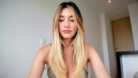 Mia online show from May 2026 07:44:02 PM