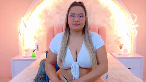 Mia online show from February 2026 04:44:01 AM