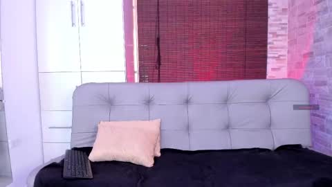 Mia online show from March 2025 07:01:02 PM