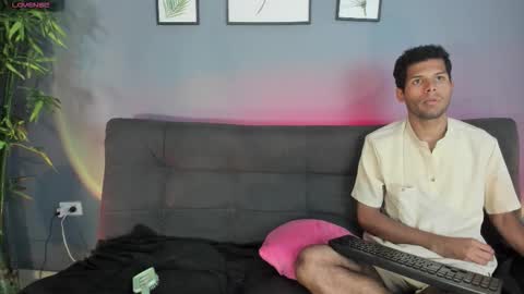 Mia online show from November 2025 03:45:02 PM