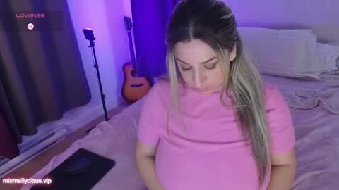 Snapshot of miamellyciousxx chatting on December 2024 02:19:02 AM Mia Melly online show from December 2024 02:19:02 AM