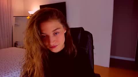 Mia online show from November 2025 07:59:02 PM