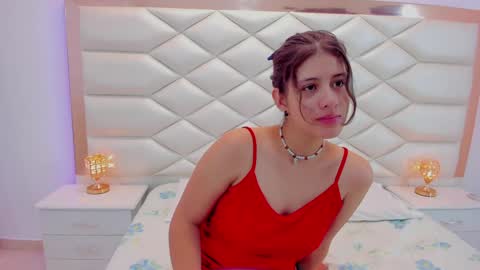 Snapshot of miaqueen021 chatting on January 2025 12:15:01 PM Sweetie Mia online show from January 2025 12:15:01 PM