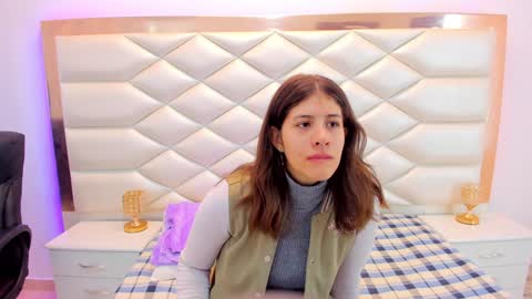 Snapshot of miaqueen021 chatting on February 2025 12:17:02 PM Sweetie Mia online show from February 2025 12:17:02 PM