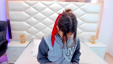 Snapshot of miaqueen021 chatting on February 2025 12:39:02 PM Sweetie Mia online show from February 2025 12:39:02 PM