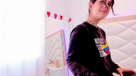 Snapshot of miaqueen021 chatting on February 2025 03:49:02 PM Sweetie Mia online show from February 2025 03:49:02 PM