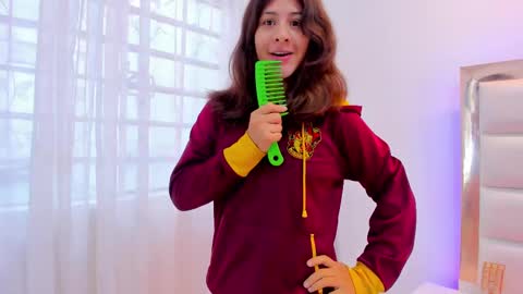 Snapshot of miaqueen021 chatting on February 2025 12:37:01 PM Sweetie Mia online show from February 2025 12:37:01 PM