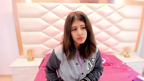 Snapshot of miaqueen021 chatting on February 2025 12:23:02 PM Sweetie Mia online show from February 2025 12:23:02 PM