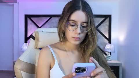 Mia online show from March 2026 07:07:01 PM