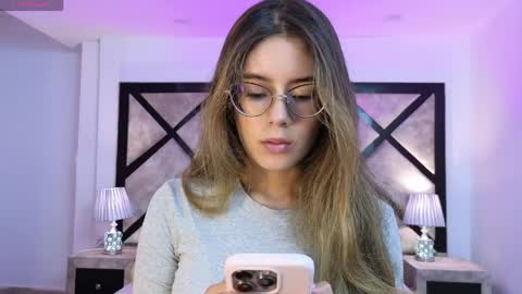 Mia online show from April 2026 07:25:02 PM