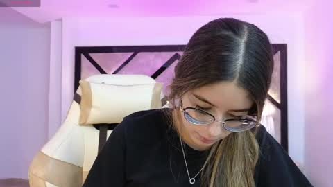 Mia online show from April 2026 07:09:02 PM